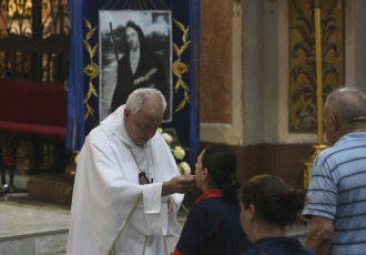 Buenos Aires, Argentina.- En las fotos tomadas el 9 de febrero del 2024, durante la misa celebrada en la Basílica de La Piedad, por Monseñor Rubén Frassia y el parroco Raúl Laurenzena. La canonización de Mama Antula, se llevará a cabo el domingo el papa Francisco en la basílica de San Pedro transformándola en la primera santa de Argentina.