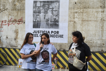 Entre Ríos, Argentina.- En la foto tomada el 23 de febrero de 2024, familiares y vecinos marchan hacia a la comisaría donde un hombre murió asfixiado mientras era trasladado por la policía. La Justicia de Entre Ríos investiga la muerte de un hombre de 38 años que falleció por asfixia el lunes pasado, cuando era trasladado a una comisaría de la ciudad de Paraná, y requirió que dos policías que lo inmovilizaron presenten abogados defensores mientras se analiza su responsabilidad en el hecho, informaron fuentes judiciales. La muerte de Ariel Goyeneche (38), padre de una niña de 12, ocurrió el lunes frente a la Comisaría Segunda de Paraná, en el centro de la capital entrerriana, y en la investigación trabaja personal de Gendarmería Nacional e interviene el Comité de Prevención de la Tortura Nacional y provincial.