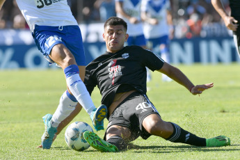 Buenos Aires, Argentina.- In the photos taken on February 15, 2024, during the match between Deportivo Riestra and Vélez Sarsfield, in the continuity of the fifth date of zone A of the Professional League Cup at the Guillermo Laza Stadium . Vélez triumphed against Riestra 2-1. Fortín achieved its second consecutive victory in the tournament, while Malevo remains without a win and is in last place in its area with one point.