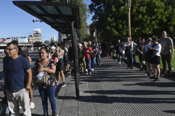 Buenos Aires, Argentina. - In the photos taken on February 21, 2024, delays and long lines of passengers are recorded at bus stops in Buenos Aires. The La Fraternidad union has been carrying out a 24-hour train strike since midnight tonight that affects the entire railway service, to demand "a salary recomposition" of what was lost due to the inflationary increase.