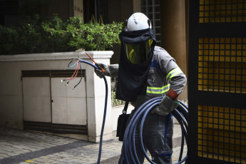 Buenos Aires, Argentina.- En las fotos tomadas el 12 de febrero del 2024, vecinos del barrio porteño de Caballito cortaron el tránsito para reclamar por la inmediata restitución del servicio eléctrico que desde hace varios días afecta a miles de usuarios. Son cerca de 10.000 usuarios los que permanecen sin suministro eléctrico y sin agua desde el sábado pasado, día en el que comenzaron los cortes generalizados.