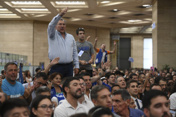 Buenos Aires, Argentina.- En las fotos tomadas el 20 de febrero del 2024, Bancarios y Corriente Federal de Trabajadores se manifestaron en rechazo a una eventual privatización del banco y emitieron un comunicado en el que expresaron que "la sociedad le dijo que no a la venta de las empresas públicas".