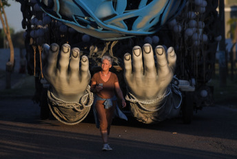 Gualeguaychú, Argentina.- En las fotos tomadas el 1 de febrero del 2024, muestra la nueva edición del carnaval de Gualeguaychú, que comenzó el 6 de enero y se extiende hasta el 24 de febrero. Cuatro comparsas recorrieron los 500 metros de pasarela al aire libre desplegados a lo largo de la antigua estación de tren, convertida ahora en el corsódromo Jose Luis Gestro, y se disputan el premio a la mejor del año.