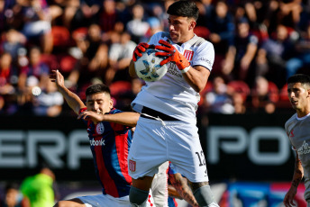 Buenos Aires, Argentina.- En las fotos tomadas el 13 de febrero del 2024, durante el partido entre San Lorenzo y Estudiantes de La Plata por la quinta fecha de la Copa de la Liga en el estadio Nuevo Gasómetro. San Lorenzo y Estudiantes La Plata empataron 1-1. Para San Lorenzo el gol fue marcado por Adam Bareiro (a los 57 minutos). Para Estudiantes La Plata el gol fue marcado por Javier Correa (a los 13 minutos).