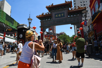 Buenos Aires, Argentina.- In photos taken on February 11, 2024, thousands of people participated in the Chinatown of Belgrano in the celebrations to receive the Lunar New Year, the 4722nd of the Wooden Dragon, with activities that included dancing dragons , Chinese calligraphy, cultural activities, music with traditional instruments and typical dances.