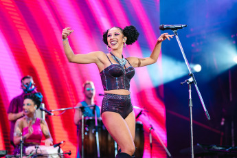 Neuquén, Argentina.- En las fotos tomadas el 12 de febrero del 2024, cerca de 300 mil espectadores asisten a la undécima edición de la Fiesta Nacional de la Confluencia, en Neuquén, con artistas como el rapero Dillom y la banda de cumbia La Delio Valdez (foto).