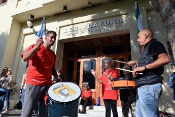 Viedma, Argentina.- En las fotos tomadas el 28 de febrero del 2024, el personal de la Legislatura de Río Negro, nucleado en la Asociación Personal Empleados Legislativos (APEL), realizó un paro de 24 horas en reclamo de mejoras salariales, de cara a la apertura de sesiones ordinarias del gobernador Alberto Weretilneck, programado para este viernes 1 de marzo.