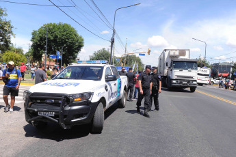 Buenos Aires, Argentina.- En las fotos tomadas el 22 de febrero del 2024, dirigentes y militantes de diversas organizaciones sociales y políticas de la provincia de Buenos Aires realizaron una nueva jornada de protesta "contra el hambre" con distintas concentraciones en accesos a la ciudad de Buenos Aires, con cortes parciales de tránsito, en reclamo de asistencia alimentaria para los comedores comunitarios, entre otras demandas.