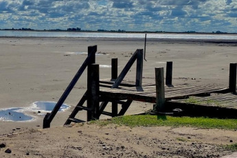 Buenos Aires, Argentina.- En las fotos tomadas el 7 de febrero del 2024, la sequía convirtió a la laguna de Gómez en un desierto. Las altas temperaturas de hasta los 40°C imperantes en gran parte del campo argentino y dispararon la alarma, tanto para la soja y el maíz, así como también para el ganado y la lechería. En el oeste de la provincia de Buenos Aires y parte de la zona núcleo ya se habla de pérdidas de lotes y problemas para cultivar el alimento de los animales.