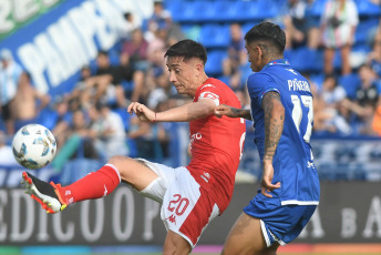 Buenos Aires, Argentina.- En las fotos tomadas el 18 de febrero del 2024, Vélez vs. Huracán, en la fecha 6 por la Copa de la Liga en el Estadio José Amalfitani. Vélez derrotó a Huracán 1-0. Fue Emanuel Mammana quien marcó el gol para el Fortín en el minuto 47 del segundo tiempo.