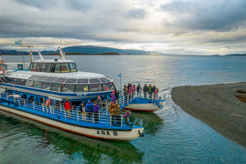 Buenos Aires, Argentina.- En las fotos tomadas el 26 de febrero del 2024, las personas visitan la ciudad turística de Ushuaia, Argentina. El presidente de la Dirección Provincial de Puertos, Roberto Murcia, destacó la normalidad en las operaciones del puerto de Ushuaia a pesar de conflictos portuarios en otras regiones del país e informó sobre una temporada récord de cruceros y turismo, con un aumento significativo en el movimiento de pasajeros.