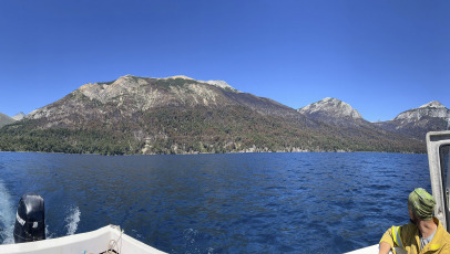 Patagonia, Argentina.- In the photos taken on February 16, 2024, the operation continued against the fire in Lake Nahuel Huapi. For the affected area, the technical team of the Nahuel Huapi National Park specified that the fire advanced within the perimeter, affecting 629 hectares.