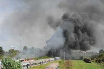 Buenos Aires, Argentina.- En las fotos tomadas el 27 de febrero del 2024, seis vagones en desuso del tren Roca, que se encuentran en los talleres cercanos a la estación Gerli, en el partido bonaerense de Avellaneda, se incendiaron sin afectar a unidades que forman parte del servicio ni provocar mayores daños, informaron fuentes que participaron del operativo de combate de las llamas.