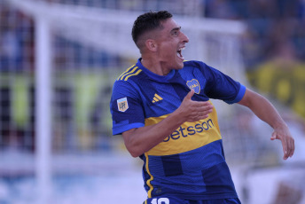 Buenos Aires, Argentina.- En las fotos tomadas el 1 de febrero del 2024, durante el partido entre Boca Juniors y Sarmiento de Junín en el Nuevo Gasómetro por la segunda fecha de la Zona B de la Copa de la Liga Profesional. Boca y Sarmiento no se sacaron diferencias en su encuentro. El primer tiempo comenzó de forma positiva para Boca Juniors, que aprovechó la oportunidad para inaugurar el marcador con Miguel Ángel Merentiel al minuto 8. Sarmiento puso la igualdad a través de un gol de José Mauri en el minuto 26 de la segunda mitad.