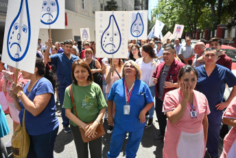 Buenos Aires, Argentina.- En las fotos tomadas el 22 de febrero del 2024, el personal nucleado en la Federación de Asociaciones de Trabajadores de la Sanidad Argentina (Fatsa) lleva adelante un paro de 24 horas "en defensa de la recomposición paritaria de los salarios" y ante "la ausencia de avances en las negociaciones convencionales con las cámaras".