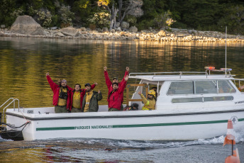 Patagonia, Argentina.- En las fotos tomadas el 16 de febrero del 2024, continúa el operativo contra el incendio en el lago Nahuel Huapi. Sobre la superficie afectada, el equipo técnico del Parque Nacional Nahuel Huapi, precisó que el incendio avanzó sobre el perímetro, afectando ya a 629 hectáreas.