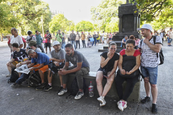 Buenos Aires, Argentina. - In the photos taken on February 21, 2024, delays and long lines of passengers are recorded at bus stops in Buenos Aires. The La Fraternidad union has been carrying out a 24-hour train strike since midnight tonight that affects the entire railway service, to demand "a salary recomposition" of what was lost due to the inflationary increase.