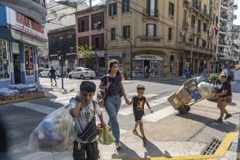 Buenos Aires, Argentina.- En las fotos tomadas el 6 de febrero del 2024, muestra las calles de Buenos Aires en medio de la ola de calor que atraviesa el país. Argentina está enfrentando una ola de calor intensa y persistente en gran parte de su territorio, siendo la zona más calurosa de América. Junto con Australia, Argentina lidera las zonas más calientes de todo el hemisferio sur con marcas térmicas extremas y persistentes.