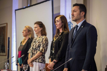 Buenos Aires, Argentina.- En las fotos tomadas el 28 de febrero del 2024, el ministro de Defensa, Luis Petri (derecha), la canciller, Diana Mondino (2da izquierda), junto a la vicepresidente, Victoria Villarruel (2da derecha), encabezaron en el Palacio San Martín el acto en conmemoración por el día de la Antártida Argentina, que celebra el 120° aniversario de la presencia ininterrumpida en el continente blanco. La Argentina inauguró el Observatorio Meteorológico en la isla Laurie, actual Base Orcadas, el 22 de febrero de 1904, fecha que marcó el inicio de la presencia ininterrumpida del país en el continente blanco.