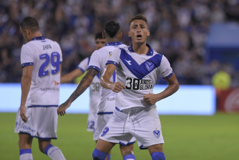 Buenos Aires, Argentina.- En las fotos tomadas el 26 de febrero del 2024, durante el partido entre Vélez Sarsfield y Tigre en un partido correspondiente a la fecha 7 de la Copa de la Liga en el estadio José Amalfitani. Vélez Sarsfield igualó 2-2 a Tigre. Vélez es octavo en la Zona A del torneo, mientras que Tigre es último en el Grupo B y aún no ganó en el certamen.