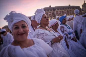 Mar del Plata, Argentina.- En las fotos tomadas el 4 de febrero del 2024, una multitud participa de la fiesta religiosa cultural y turística en la costa marplatense para homenajear a la mae Iemanjá y celebrar los 40 años de su realización en esta ciudad, además de los 25 consecutivos en la Playa Popular II. Como cada primer domingo de febrero y con una asistencia que se calcula en más de 15 mil personas, Mar del Plata fue escenario de la celebración que honra a la orixá africanista y rinde honor a la cultura y la Diversidad.