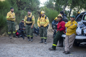 Patagonia, Argentina.- In the photos taken on February 15, 2024, fire departments fight forest fires in the Nahuel Huapi National Park, 30 kilometers from Bariloche. More than a week after the fire started, some 600 hectares of native forest on the southern coast of the Tristeza Arm of Lake Nahuel Huapi have already been affected, according to official information.