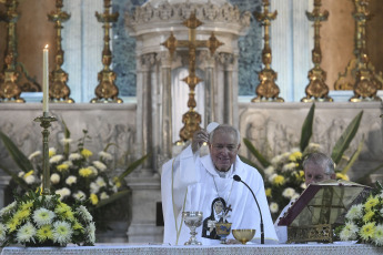 Buenos Aires, Argentina.- En las fotos tomadas el 9 de febrero del 2024, durante la misa celebrada en la Basílica de La Piedad, por Monseñor Rubén Frassia y el parroco Raúl Laurenzena. La canonización de Mama Antula, se llevará a cabo el domingo el papa Francisco en la basílica de San Pedro transformándola en la primera santa de Argentina.