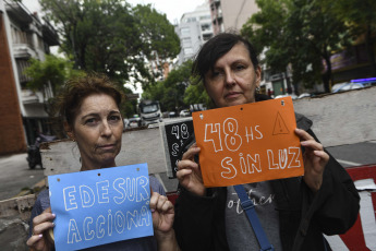 Buenos Aires, Argentina.- In the photos taken on February 12, 2024, residents of the Buenos Aires neighborhood of Caballito blocked traffic to demand the immediate restoration of the electrical service that has affected thousands of users for several days. There are nearly 10,000 users who remain without electricity supply and without water since last Saturday, the day the widespread outages began.