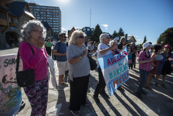 Bariloche, Argentina.- En las fotos tomadas el 31 de enero del 2024, organizaciones sociales y vecinos se convocaron en el centro cívico de la ciudad en rechazo a la Ley Omnibus que se debate en Diputados. Las protestas para expresar el desacuerdo a las reformas de Milei se presentaron en Buenos Aires, pero se extendieron en otras partes del país, como Neuquén, Bariloche y Viedma.