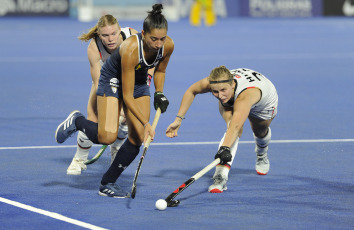 Santiago del Estero, Argentina.- En la foto tomada el 16 de febrero de 2024, en el Estadio Provincial de Hockey de la Ciudad de Santiago del Estero se enfrenta el seleccionado argentino femenino, Las Leonas, con su par de Alemania por una nueva fecha de la competencia. Las Leonas derrotaron a Alemania por 3 a 1, gracias a los tantos de María Campoy, a los 23 y Eugenia Trinchinetti, a los 33'. A los 49' Nike Lorenz descontó para las germanas y a tres del cierre, Agustiona Gorzelany puso cifras definitivas.