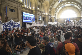 Buenos Aires, Argentina.- En la foto tomada el 20 de febrero de 2024, masiva protesta de trabajadores ferroviarios en la estación Constitución en la previa al paro de trenes previsto para este miércoles.