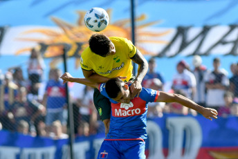 Buenos Aires, Argentina.- In the photos taken on February 14, 2024, Tigre faces Defensa y Justicia, in the continuity of zone B of the Professional Football League (LPF) Cup, at the José Dellagiovana stadium. Tigre lost 1-0 against Defensa y Justicia, with a goal from Nicolás "Uvita" Fernández 32 minutes into the second half. With this result, the "Halcón" reached 10 points in the tournament and was three behind the leader, Godoy Cruz.