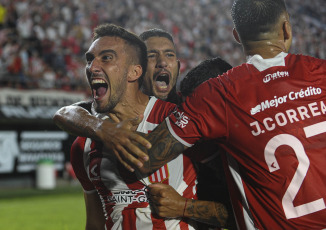 Buenos Aires, Argentina.- En las fotos tomadas el 19 de febrero del 2024, Estudiantes enfrenta a Newell's, en el cierre de la 6ª fecha de la Copa de la Liga Argentina en el estadio Jorge Luis Hirsch. Estudiantes de La Plata venció a Newell’s Old Boys con dos goles del uruguayo Mauro Méndez para ganar 2-0, subiendo al segundo puesto de la Zona B de la Copa de la Liga del fútbol argentino.