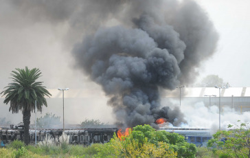 Buenos Aires, Argentina.- In the photos taken on February 27, 2024, six disused cars of the Roca train, which were in the workshops near the Gerli station, in the Buenos Aires district of Avellaneda, caught fire without affecting any units. that are part of the service or cause further damage, reported sources who participated in the operation to combat the flames.