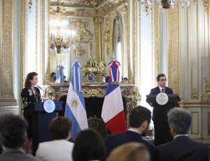 Buenos Aires, Argentina.- En las fotos tomadas el 19 de febrero del 2024, la canciller argentina, Diana Mondino (izquierda), y el ministro de Exteriores francés, Stéphane Séjourné (right), en una reunión que mantuvieron en Buenos Aires. Los ministros, no descartaron que las prolongadas y complejas negociaciones de un acuerdo de asociación estratégica entre el Mercosur y la Unión Europea (UE) prosigan de manera "fraccionada" o se busquen acuerdos en áreas específicas, más allá de la comercial.