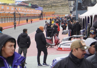 El Calafate, Argentina.- En la foto tomada el 24 de febrero de 2024, el Turismo Carretera está presente en el autódromo Enrique “Quique” Freile, de El Calafate, donde se está disputando la primera fecha de la temporada 2024. Según lo establecido, el sábado debían disputarse tres entrenamientos para la divisional mayor. Este viernes se informó que se eliminó el primer entrenamiento del día. Por lo tanto, el inicio de actividad que estaba previsto para las 8.50h, comenzará a las 10h.