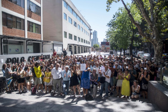 Buenos Aires, Argentina.- En las fotos tomadas el 1 de febrero del 2024, la Red de Autoridades de Institutos de Ciencia y Tecnología (Raicyt) entregó al directorio del Conicet un petitorio firmado por 12.000 integrantes del sistema científico reclamando la efectivización de los concursos de becas y la reincorporación del personal cesanteado en defensa del "sistema científico tecnológico nacional".