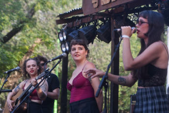 Córdoba, Argentina.- En la foto tomada el 10 de febrero de 2024, el Cosquín Rock 2024 concluye este domingo 11 de febrero en el Aeródromo Santa María de Punilla en Córdoba. Se trata de un festival que hoy en día se considera un clásico del verano, ya que hace más de 20 años reúne a las estrellas más grandes de la música del país. Este 2024 no es una excepción, puesto que contará con más de 100 artistas nacionales e internacionales de distintos géneros musicales. Algunos de los que participarán de esta edición son Babasonicos, Ciro y Los Persas, Divididos, Las Pelotas, Duki, Lali, Milo J, Miranda!, Molotov, Skay y los Fakires, Slash ft. Myles Kennedy & The Conspirators, Steve Aoki, y Tiago PZK.