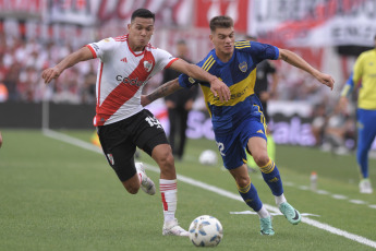 Buenos Aires, Argentina.- En la foto tomada el 25 de febrero de 2024, River y Boca empataron 1 a 1 en el estadio Más Monumental este domingo por la fecha 7 de la Copa de la Liga. Los goles llegaron en el segundo tiempo, en los pies de Solari y Medina. Final caliente en Núñez. Con este resultado, el equipo de Demichelis quedó puntero en la Zona A con 13 puntos, igualando la línea de Independiente. Los de Diego Martínez llegaron a las 10 unidades y se ubican séptimos en la Zona B.