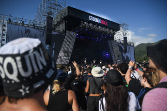 Córdoba, Argentina.- En la foto tomada el 10 de febrero de 2024, el Cosquín Rock 2024 concluye este domingo 11 de febrero en el Aeródromo Santa María de Punilla en Córdoba. Se trata de un festival que hoy en día se considera un clásico del verano, ya que hace más de 20 años reúne a las estrellas más grandes de la música del país. Este 2024 no es una excepción, puesto que contará con más de 100 artistas nacionales e internacionales de distintos géneros musicales. Algunos de los que participarán de esta edición son Babasonicos, Ciro y Los Persas, Divididos, Las Pelotas, Duki, Lali, Milo J, Miranda!, Molotov, Skay y los Fakires, Slash ft. Myles Kennedy & The Conspirators, Steve Aoki, y Tiago PZK.