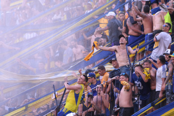 Buenos Aires, Argentina.- En las fotos tomadas el 1 de febrero del 2024, durante el partido entre Boca Juniors y Sarmiento de Junín en el Nuevo Gasómetro por la segunda fecha de la Zona B de la Copa de la Liga Profesional. Boca y Sarmiento no se sacaron diferencias en su encuentro. El primer tiempo comenzó de forma positiva para Boca Juniors, que aprovechó la oportunidad para inaugurar el marcador con Miguel Ángel Merentiel al minuto 8. Sarmiento puso la igualdad a través de un gol de José Mauri en el minuto 26 de la segunda mitad.