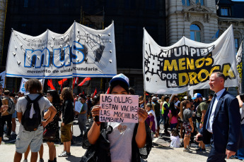 Buenos Aires, Argentina.- En las fotos tomadas el 22 de febrero del 2024, organizaciones sociales, movimientos estudiantiles y sindicatos, realizaron una manifestación frente al Ministerio de Educación Nacional (Plaza Pizzurno) en reclamo de kits escolares. Además lanzaron una gran campaña de solidaridad juntando útiles escolares y zapatillas, en todos los barrios, escuelas y facultades.