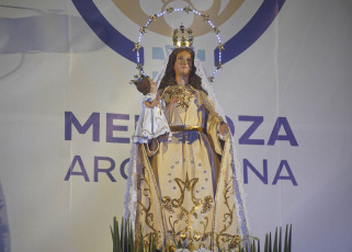 Mendoza, Argentina.- En la foto tomada el 25 de febrero de 2024, la Fiesta de la Vendimia comenzó esta noche en Mendoza con la ceremonia de la "Bendición de los frutos" en el departamento de Guaymallén, mientras que el sábado próximo se hará la celebración central, denominada "Coronados de historia y futuro", que convoca a turistas y mendocinos en el teatro griego Frank Romero Day, ubicado en la capital provincial.