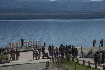 Bariloche, Argentina.- In the photos taken on February 2, 2024, tourists enjoy the city of Bariloche in the middle of the summer season. The authorities of San Carlos de Bariloche hope that visitors coming from Chile will allow the Rio Negro city to maintain during February the occupancy level recorded in January, which was around 77%, and to encourage this flow of tourists, they will participate next Saturday in a summit with mayors of the neighboring country.