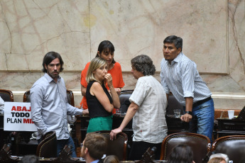 Buenos Aires, Argentina.- En las fotos tomadas el 6 de febrero del 2024, Diputados convalidan el artículo que establece la emergencia económica. Las reformas del presidente de Argentina, Javier Milei, dieron marcha atrás, por falta de apoyo de sus aliados en la Cámara de Diputados, que volverá a tratarlas desde cero en una comisión. La llamada Ley Ómnibus, que había sido votada en general el 2 de febrero de 2024, estaba en plena votación artículo por artículo cuando el diputado oficialista Oscar Zago pidió devolver el proyecto a la comisión, por haber votado cosas diferentes a las que se habían negociado previamente.