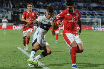 Buenos Aires, Argentina.- In the photos taken on February 13, 2024, during the match between Gimnasia and Esgrima La Plata and Huracán for the fifth date of the Zone A of the Professional Football League Cup at the Estadio Juan Carmelo Zerillo of La Plata. The 'Globo' (nickname of Huracán) was winning with a goal from Mazzantti but Gimnasia reacted and sealed a 3-1 thanks to Domínguez, Mammini and Colman.