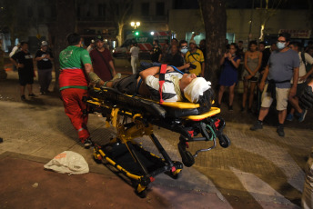 Buenos Aires, Argentina.- En las fotos tomadas el 1 de febrero del 2024, nuevos enfrentamientos entre policías y manifestantes se produjeron a las afueras del Congreso durante el debate en la Cámara de Diputados de la denominada ley Bases, lo que llevó a legisladores del kirchnerismo y la izquierda a presentar una moción para suspender la sesión, lo que fue rechazado por la mayoría del cuerpo legislativo.