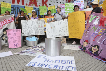 Buenos Aires, Argentina.- In the photos taken on February 7, 2024, cooks and coordinators of community kitchens belonging to various social organizations started a new "national day of protest" called "Cooks against hunger" in different parts of the country, in demand of food assistance for community soup kitchens and picnic areas.