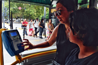 Buenos Aires, Argentina.- En las fotos tomadas el 7 de febrero del 2024, las personas usan el transporte público en Buenos Aires, en medio del aumento de sus tarifas. El transporte público en el Área Metropolitana de Buenos Aires (AMBA) son más caro. Con el objetivo de reducir el gasto en subsidios, la Secretaría de Transporte fijó los boletos mínimos del colectivo y el tren en $270 y $130 (peso argentino), respectivamente.