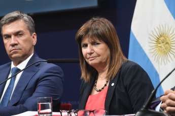 Chaco, Argentina.- En las fotos tomadas el 14 de febrero del 2024, los ministros de Seguridad, Patricia Bullrich (derecha), y de Justicia, Mariano Cúneo Libarona, denunciaron en Casa de Gobierno una red de trata que operaba mediante planes sociales en la provincia de Chaco. En una conferencia de prensa que ofrecieron junto al gobernador de Chaco, Leandro Zdero, en el Salón de Conferencias de la Casa Rosada, los funcionarios explicaron que la red que funcionaba en la provincia estaba "comandada por un con que prostituía mujeres a cambio de otorgar y administrar sus planes sociales".